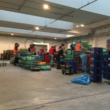Tekla arbeitet als Runner früh auf der Messe
