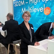 Sonja arbeitet als Messehostess auf der Messe