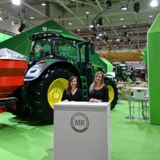 Sophie arbeitet als Servicekraft auf der Messe