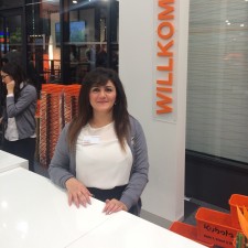 Selma arbeitet als Exhibition hostess auf der Messe