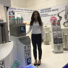 Hanna arbeitet als Messehostess auf der Messe