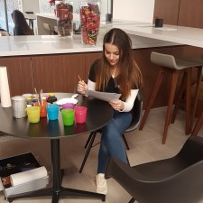 Bujana bei der Arbeit