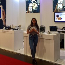 Sina arbeitet als Promoter auf der Messe