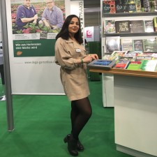Yonca arbeitet als Verkaufexpertin am Messestand bei der IPM 2018 in Essen auf der Messe