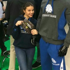 Bujana arbeitet als Messehostess auf der Messe