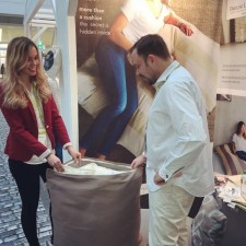 Anna arbeitet als Messehostess auf der Messe