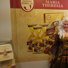 Diana Nayeli arbeitet als Messehostess im Kostüm zur Internationalen Süßwaren Messe auf der Messe