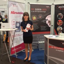 Melissa arbeitet als Messehostess auf der Messe