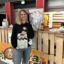 Fenja arbeitet als Messehostess auf der Messe
