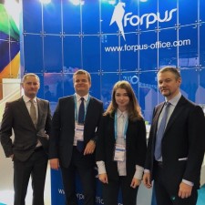 Mariya arbeitet als Exhibition hostess auf der Messe