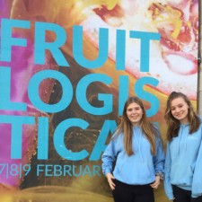Amba arbeitet als Promoter auf der Messe