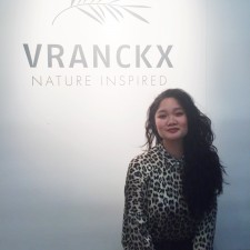 Minh Phuc arbeitet als Messehostess auf der Messe