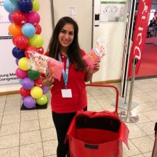 Irem arbeitet als Promoter auf der Messe