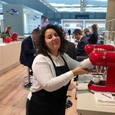 Mariam arbeitet als Servicekraft auf der Messe
