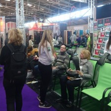 Delayne arbeitet als Messehostess auf der Messe