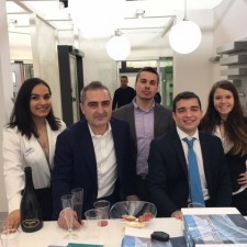 Selin arbeitet als Exhibition hostess auf der Messe