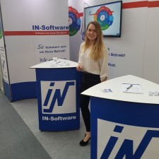 Selina arbeitet als Messehostess auf der Messe
