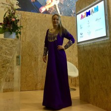 Sally arbeitet als Exhibition hostess auf der Messe