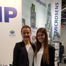 Katarina arbeitet als Messehostess auf der Messe