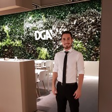 Orhan arbeitet als Servicekraft auf der Messe