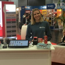Pauline arbeitet als Promoter auf der Messe