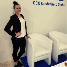Juliette arbeitet als Messehostess auf der Messe