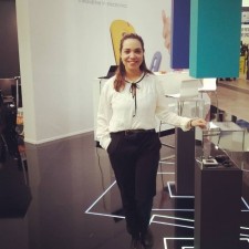 Lena arbeitet als Exhibition hostess auf der Messe
