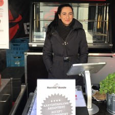 Neslihan arbeitet als Servicekraft auf der Messe
