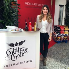Lavinia arbeitet als Messehostess auf der Messe