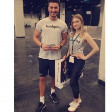 Laura arbeitet als Promoter auf der Messe