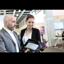 Josephin arbeitet als Messehostess auf der Messe