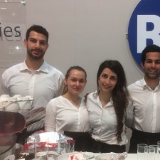 Sarah arbeitet als Servicekraft auf der Messe