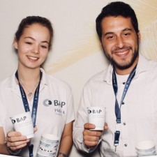 Vanessa arbeitet als Promoter auf der Messe