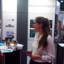 Juliane arbeitet als Messehostess auf der Messe