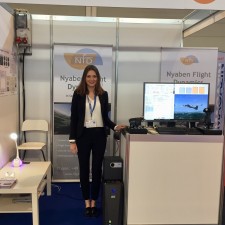 Eva arbeitet als Messehostess auf der Messe