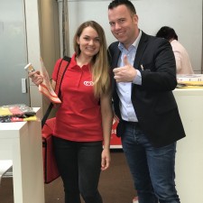 Selina arbeitet als Messehostess auf der Messe