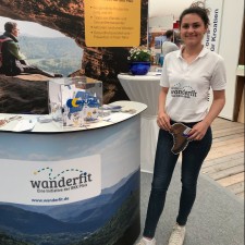 Eda arbeitet als Promoter auf der Messe