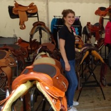 Emily arbeitet als Pferdebegeisterte Messehostess auf der Messe