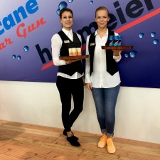 Olivia arbeitet als Servicekraft auf der Messe