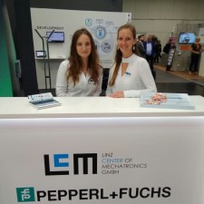 Maya arbeitet als Messehostess auf der Messe