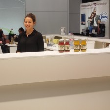 Neeltje arbeitet als Messehostess auf der Messe