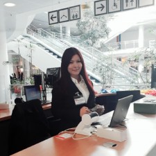 Christiane arbeitet als Kassenpersonal, Besucherausweise und Besucherbefragung auf der Messe