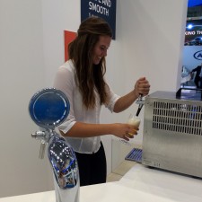 Jil arbeitet als Exhibition hostess/waitress auf der Messe