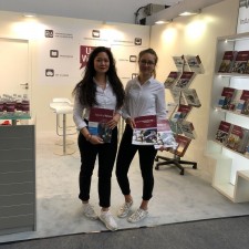 Minh Phuc arbeitet als Promoter auf der Messe