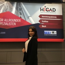 Lena Sophia arbeitet als Messehostess auf der Messe