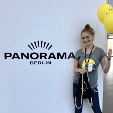 Amba arbeitet als Promoter auf der Messe