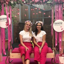Lisa arbeitet als Hostess Verlagsevent Fashion Week Berlin auf der Messe