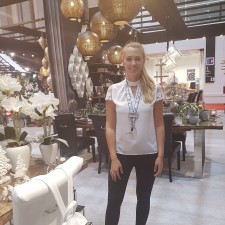 Sara arbeitet als Messehostess auf der Messe