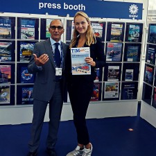 Lara arbeitet als Promoter auf der Messe