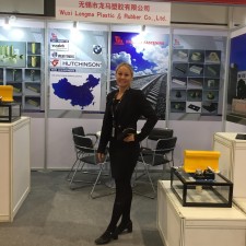 Sally arbeitet als Messehostess auf der Messe
